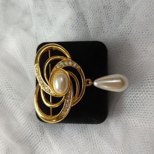 Gold-swirled pearly brooch